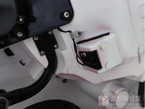 底部线速,走线干净,固定牢靠转向,悬架机构弹簧调教,刚度能适应不同