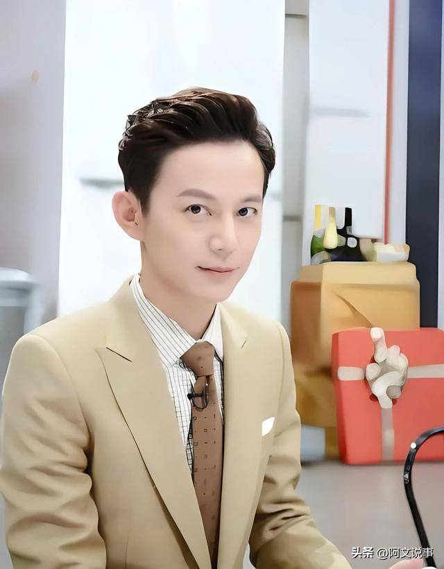 其次,何炅热爱运动.他深知运动是保持身体健康和年轻的关键.