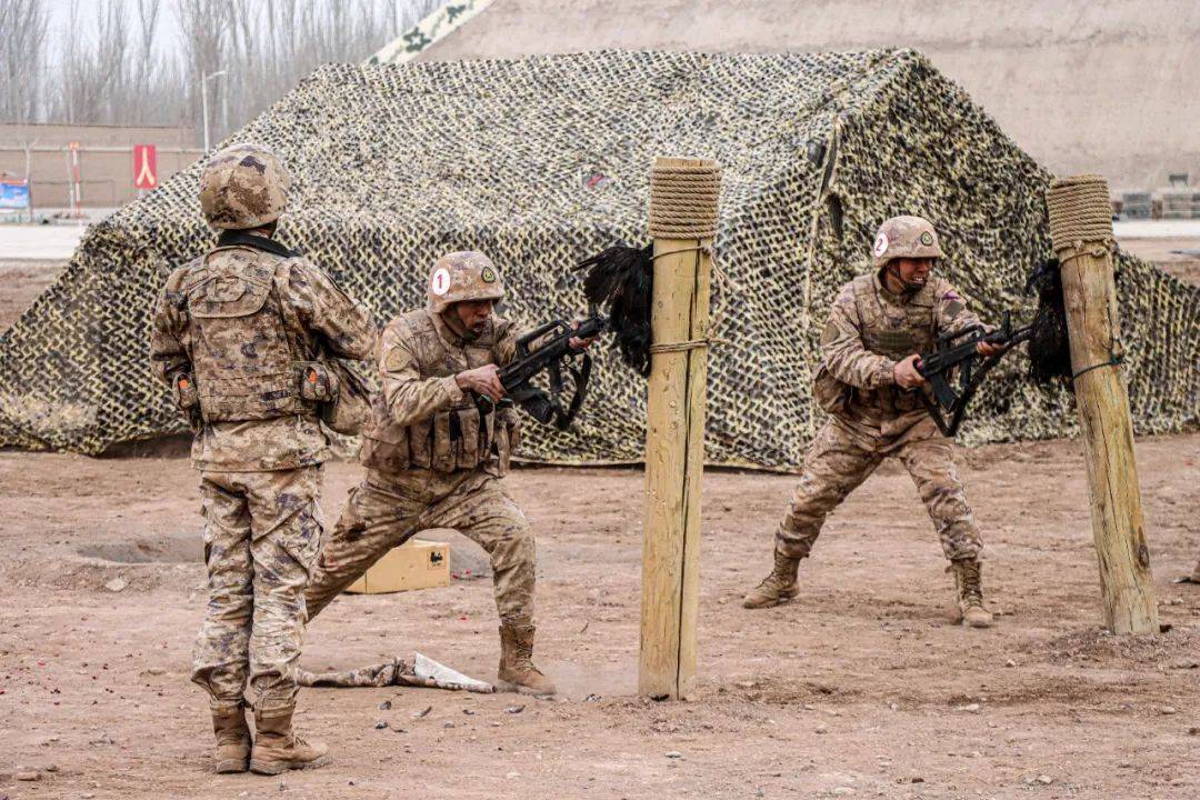 紧贴实战集训比武充满硝烟味