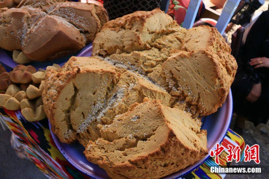 图为托克逊县特产白高粱.