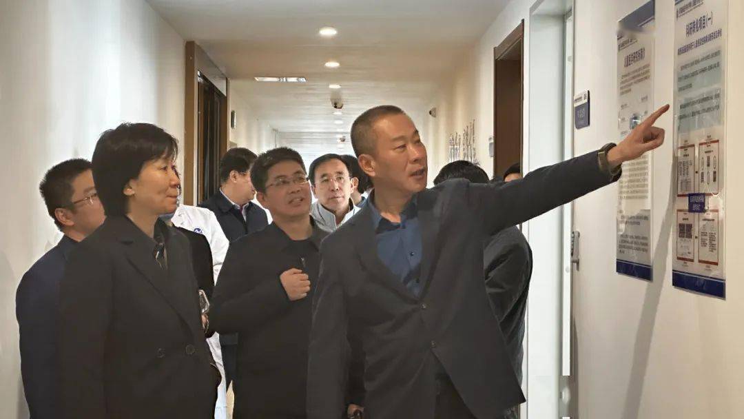 调研现场,侯红对儿童医学研究所实验室的建设基础,功