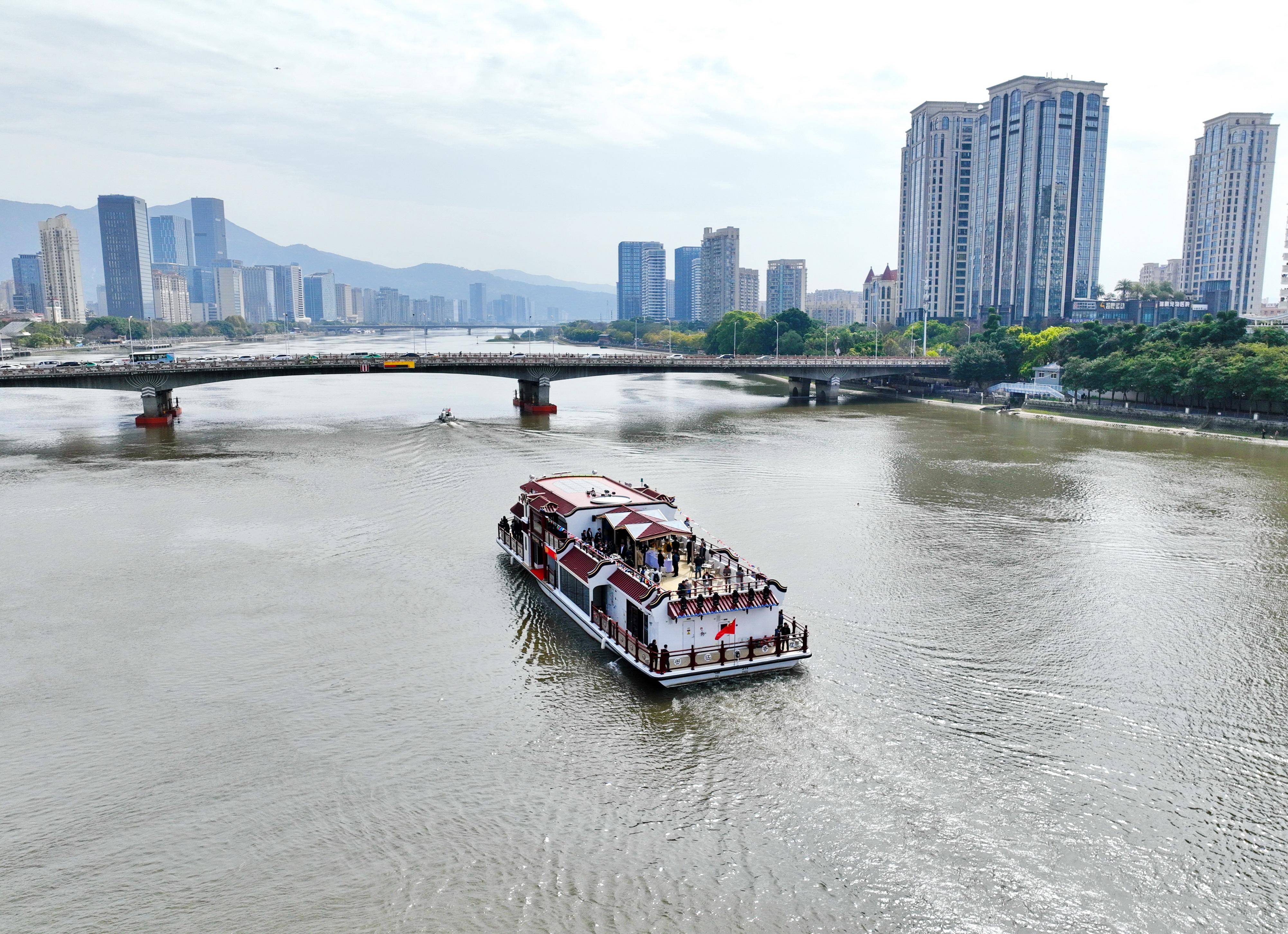 福建首艘自主设计建造纯电动大型高端客船在闽江首航
