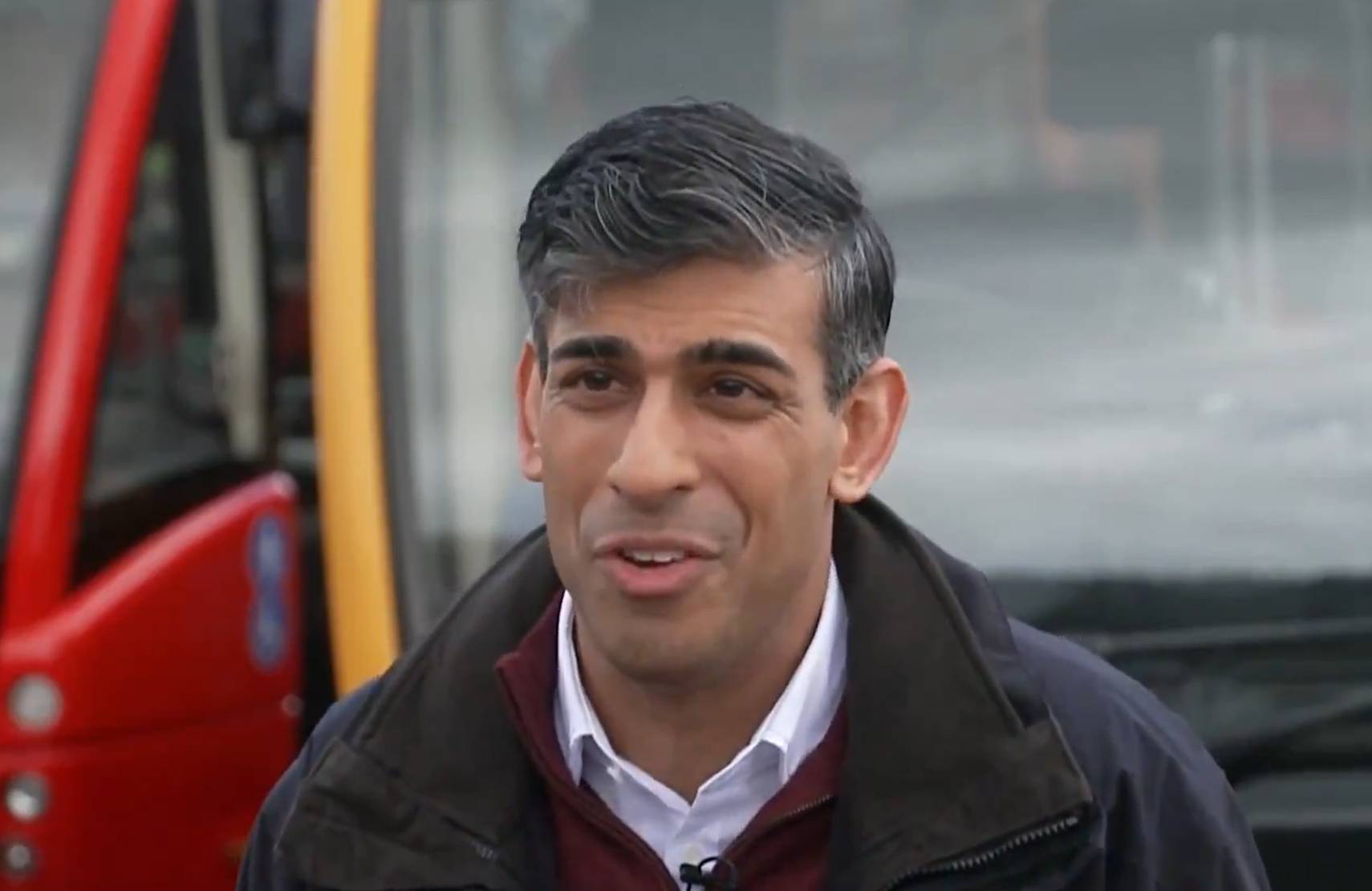 不满耐克设计英国首相批英格兰新球衣设计搞乱国旗