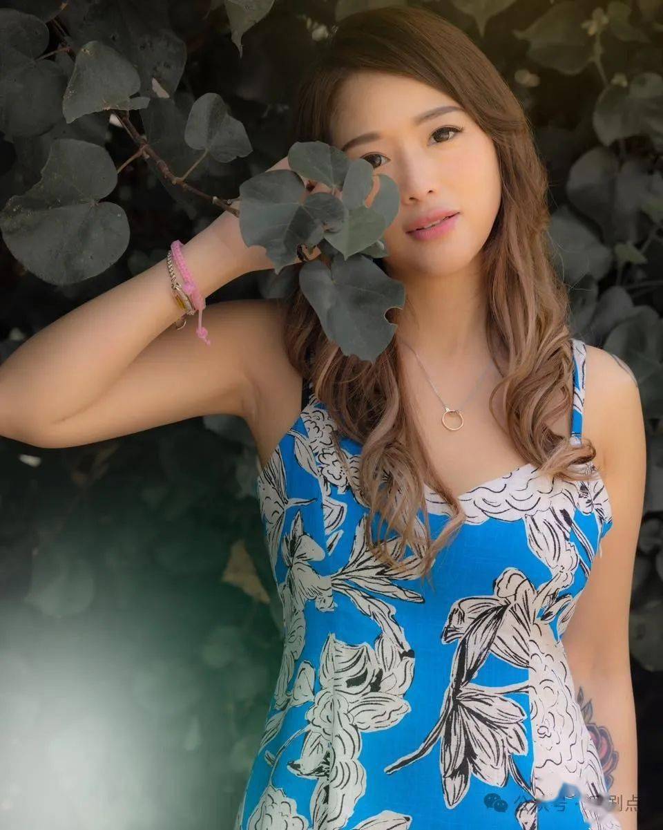 疑危站高楼,发文称快窒息好不开心,网友忧她做傻事_雅诗_工作_温文英