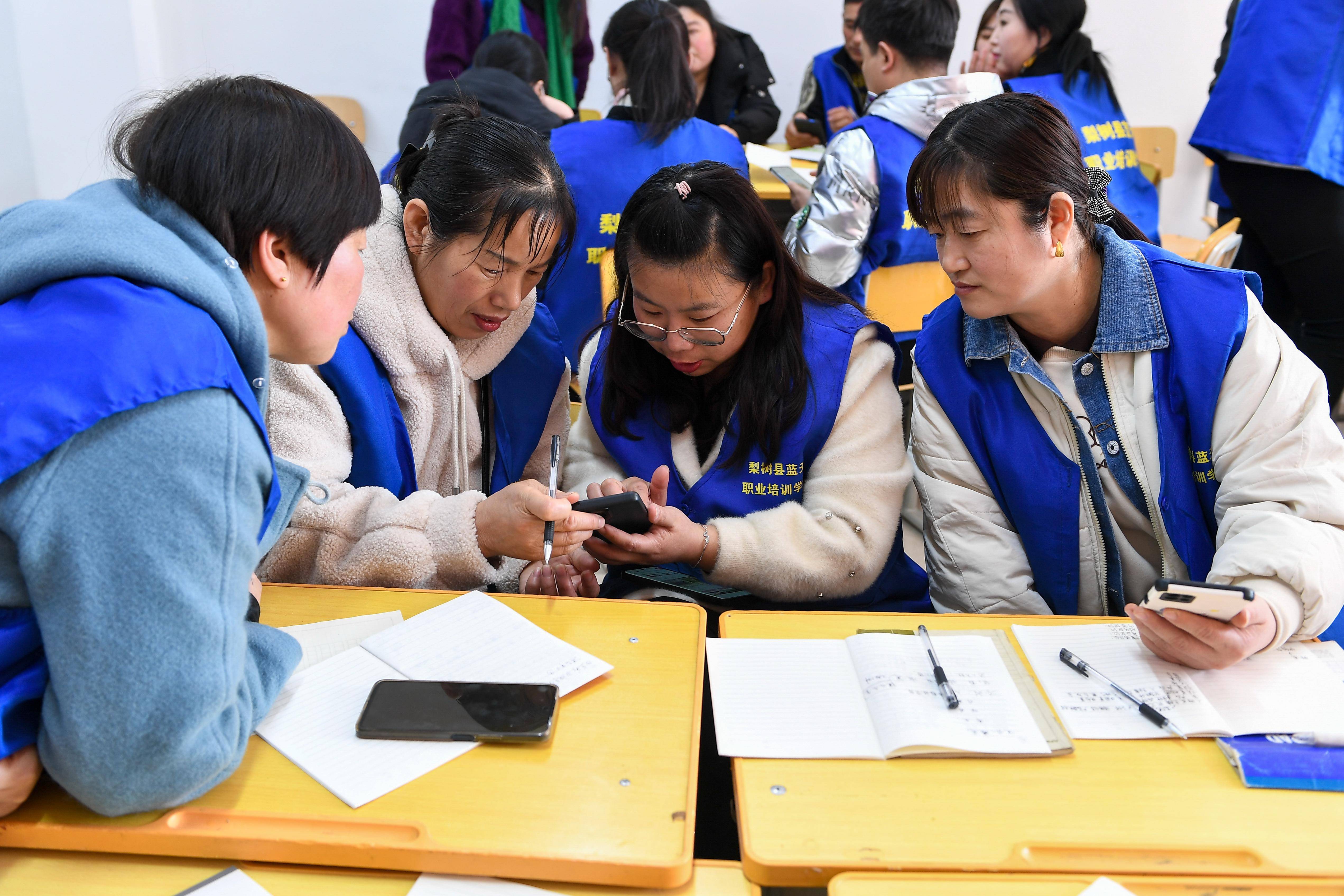 3月21日,在梨树县蓝天职业技术培训学校,学员们学习直播软件使用方法.