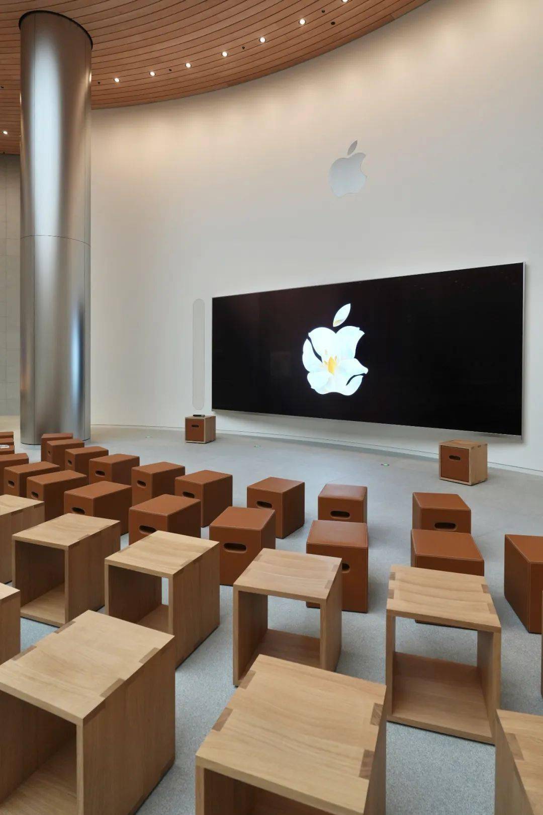 69forum 互动坊旁墙面上的特别标志,显示 today at apple 课程中会