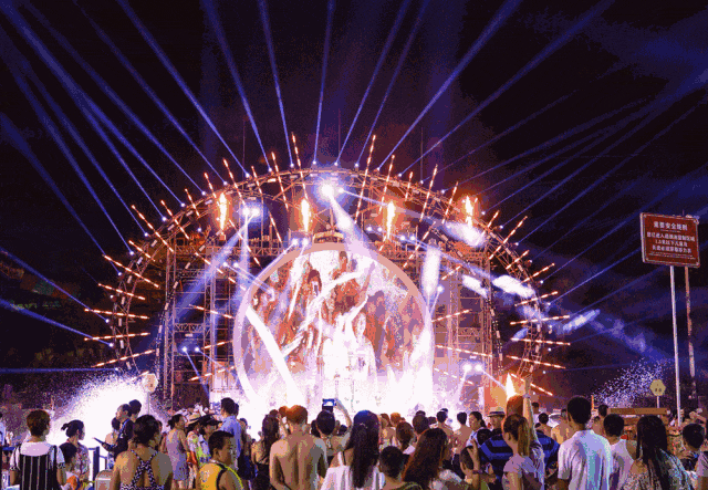 现场的「蹦水迪」体验今年无论是明星阵容,音乐风格水上超级电