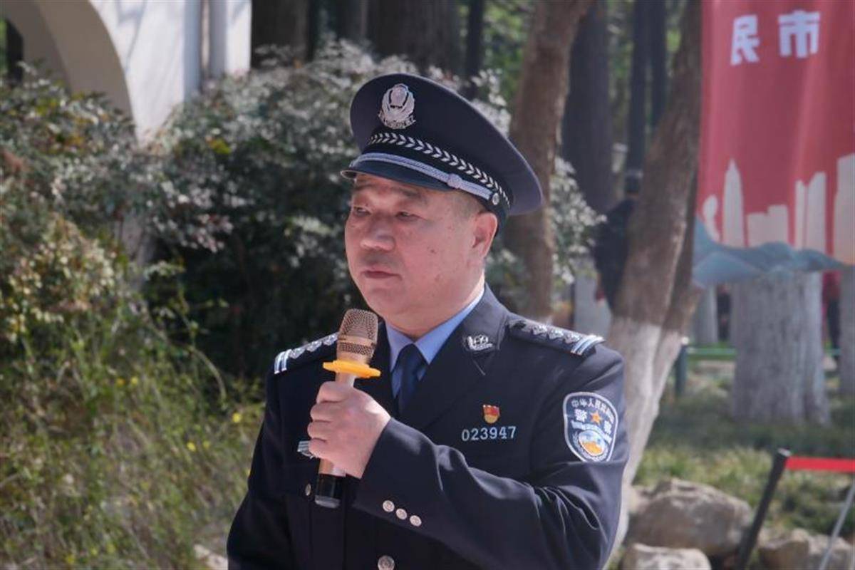 江岸首个楷模文化长廊今日亮相市民在公园里上了一堂有风景的思政课