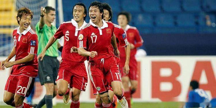 因为他总有每天训练比赛结束后记日记的习惯,虽然一身纹身球风硬朗