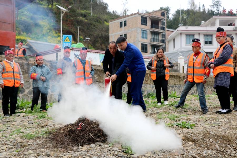 防范未燃施秉县马号镇消防演练进苗寨