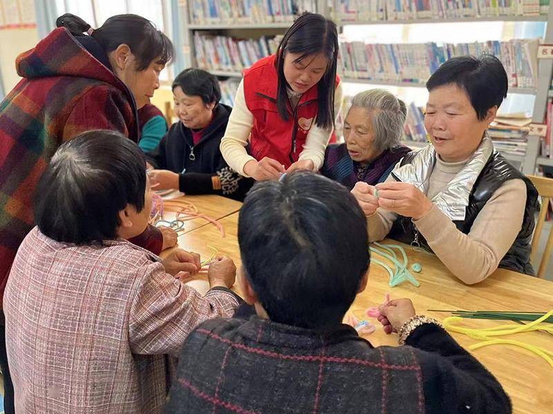 蓝山巧手生花郁见美好老年人手工制作活动