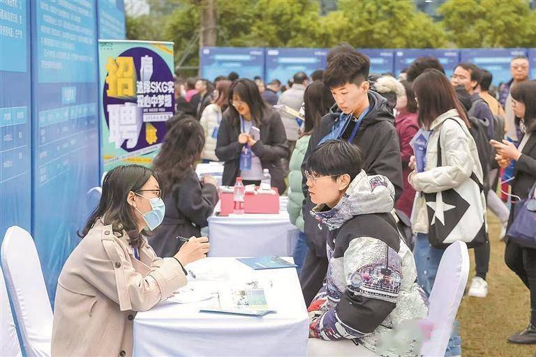 春风送岗人气旺正是就业好时光深圳铆足劲稳就业助力高质量发展