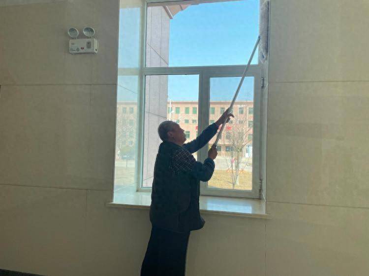 山东荣成石岛人民医院保洁员二哥的故事