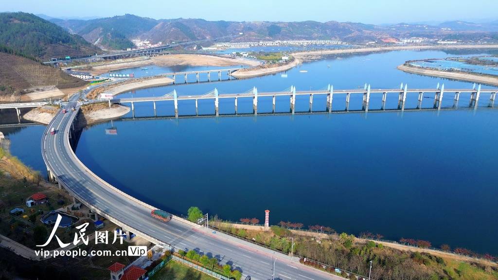 湖北十堰一湖清流入画来