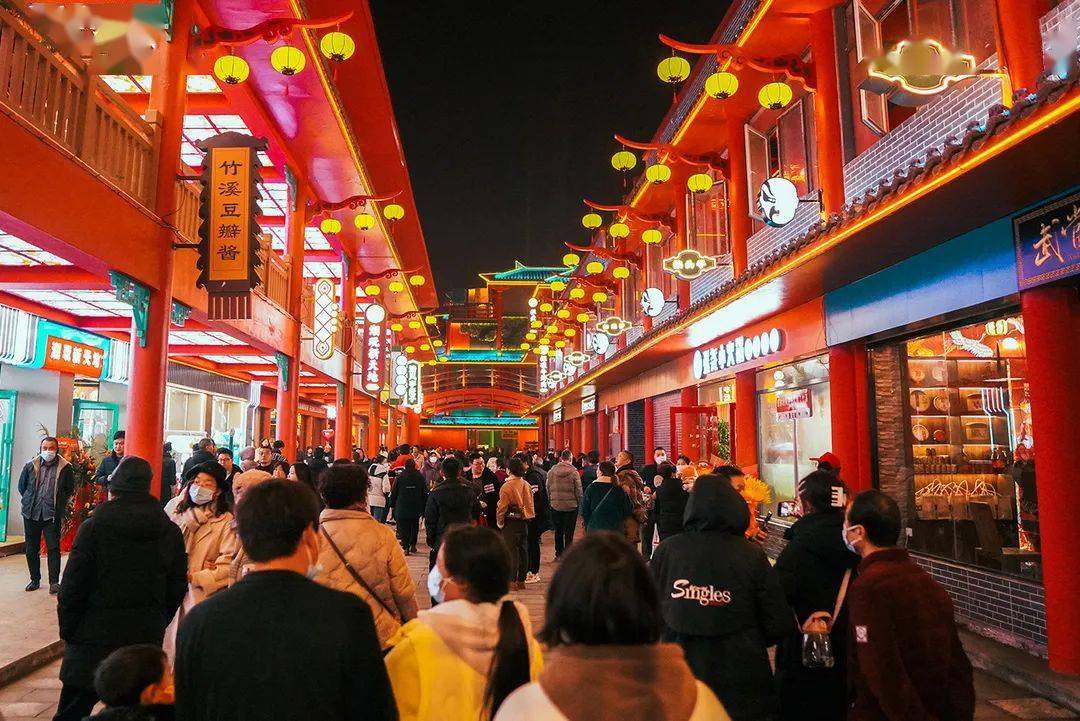 位于湖北省竹溪县西关街的沉浸式戏曲主题夜游街区"武陵不夜城",自