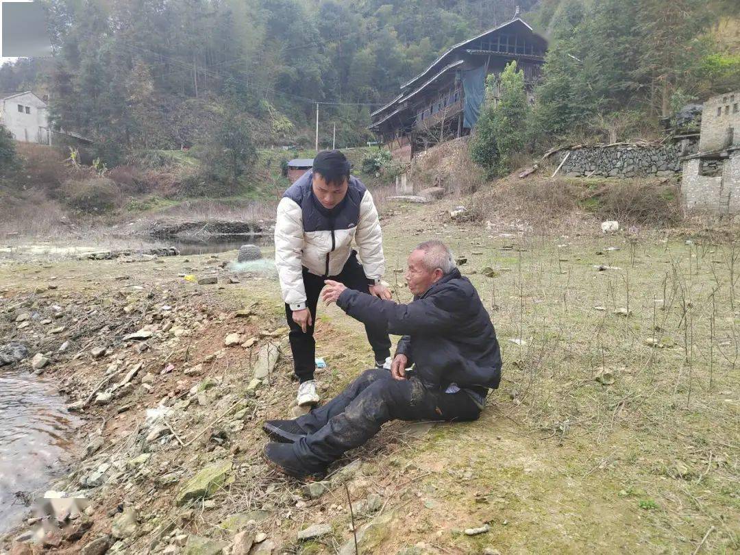 坌处镇老人不慎落水村书记奋勇救人