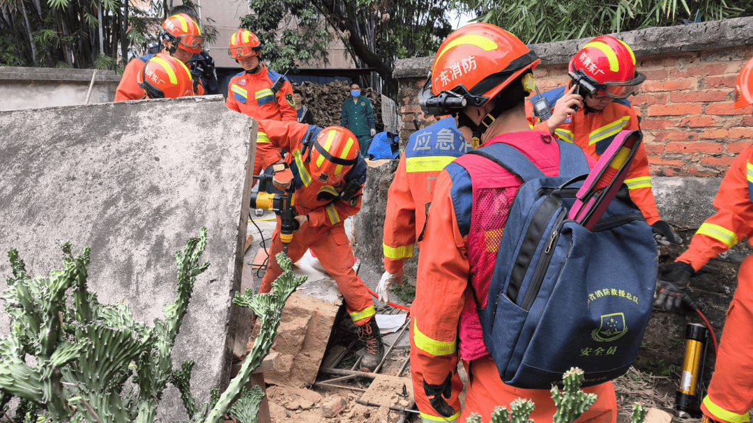 地震救援顶撑对倒塌墙面消防救援人员决定经过现场勘察无法自行脱困