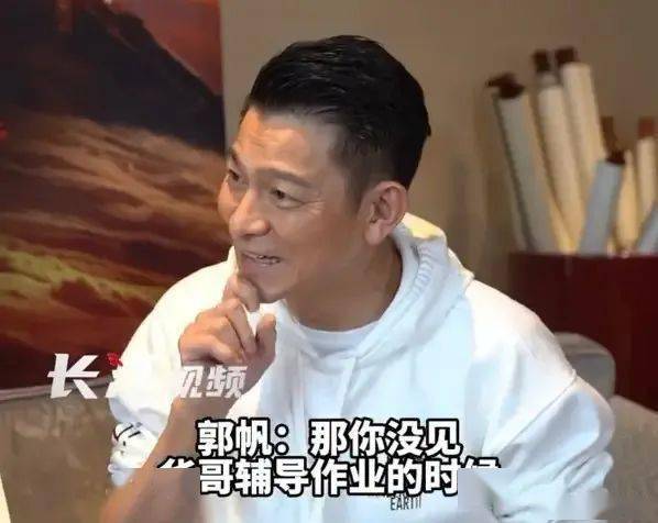 这并非刘德华图片来源:新浪微博@央视新闻鸡飞狗跳的时候"也会有陪伴