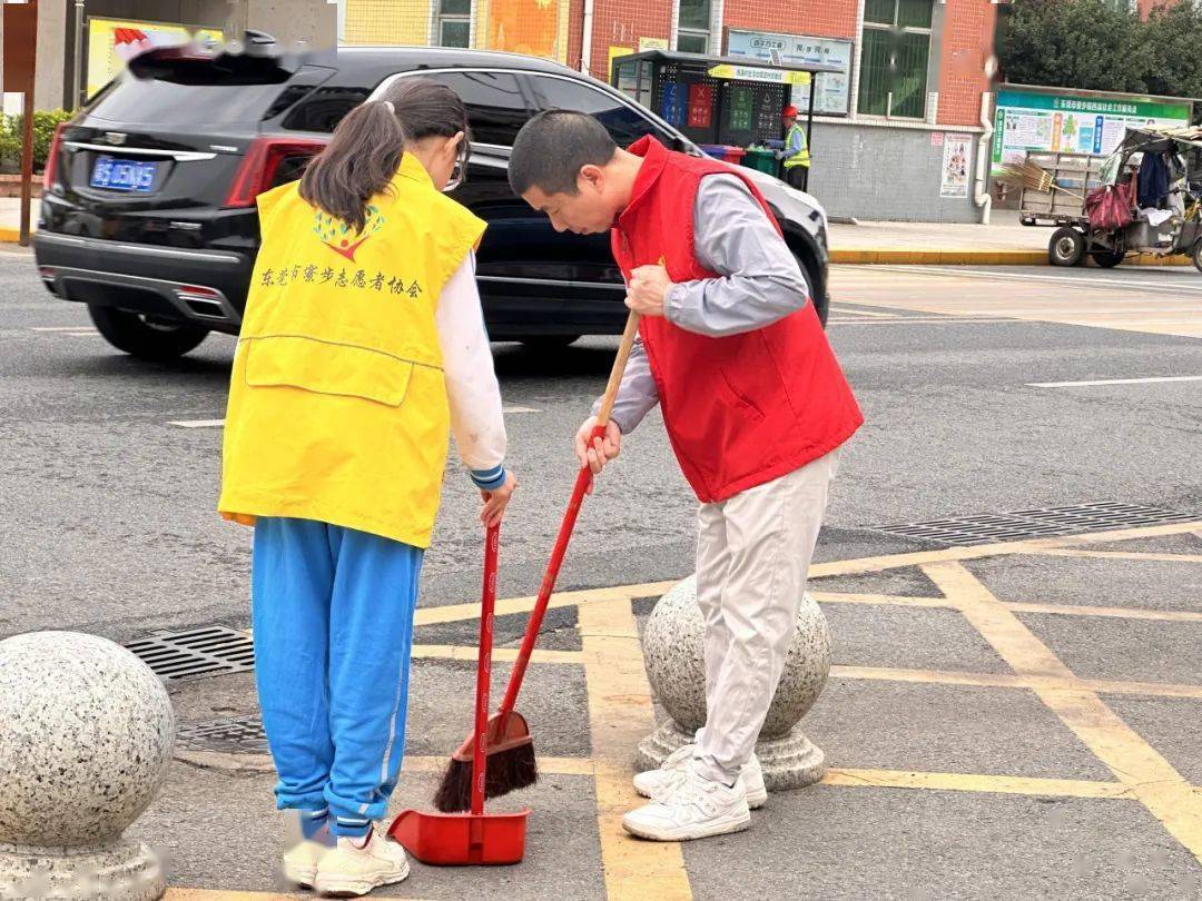 志愿者们在领取打扫工具后,在学校党支部的带领下,前往预定区域