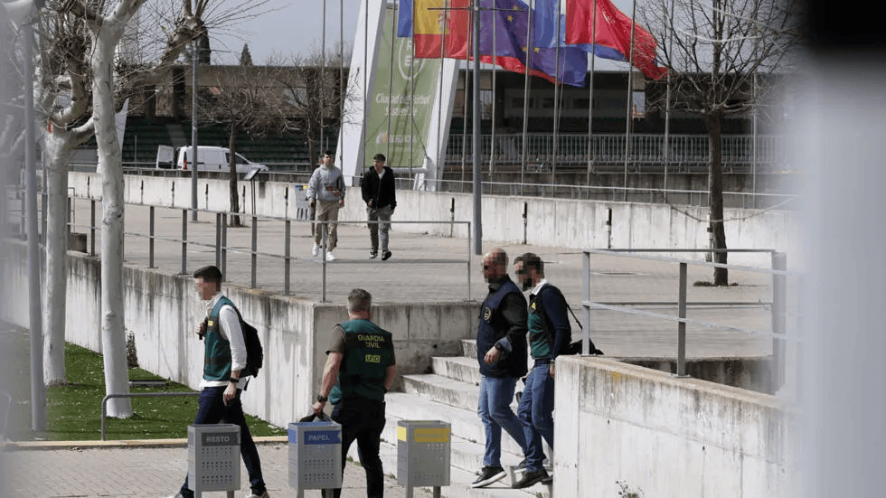 甚至伯纳乌球场主办2030年世界杯决赛的资格,都可能会因此受到影响.