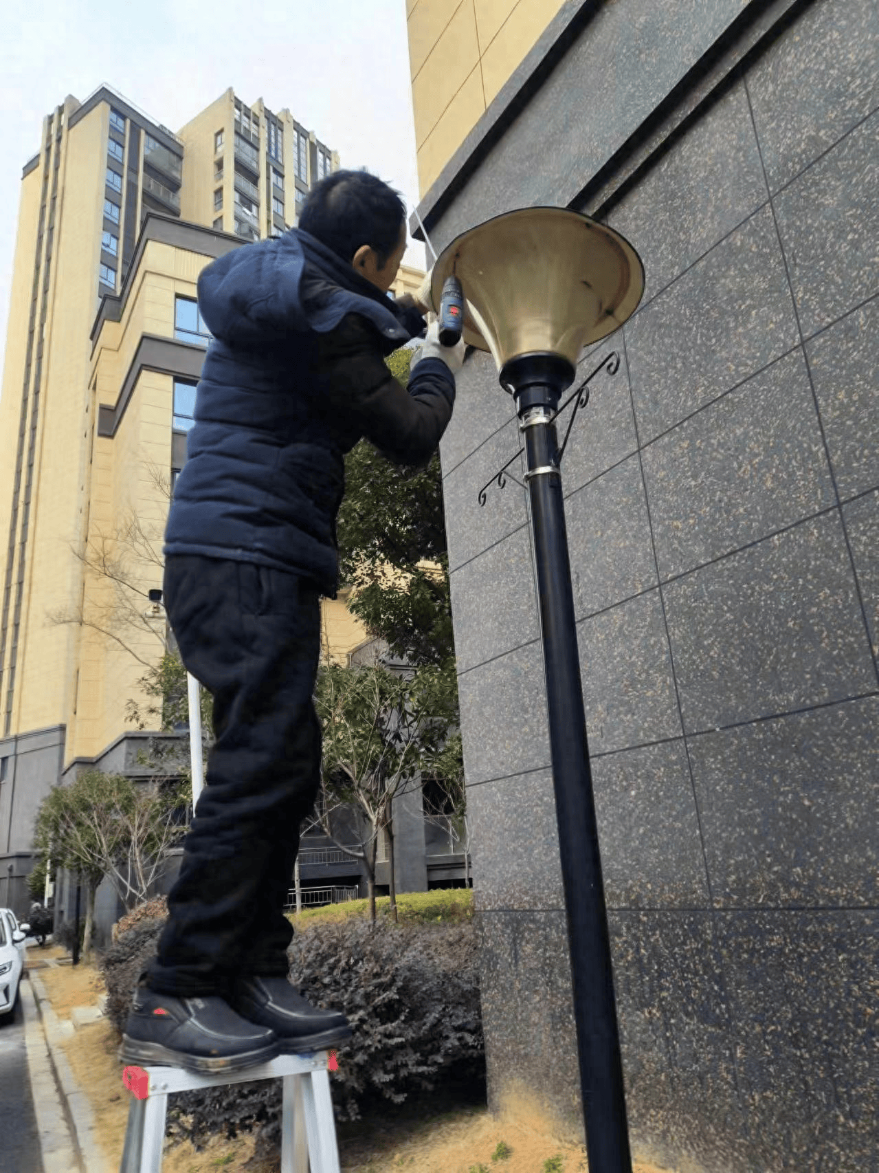 南昌县蒋巷镇:维修路灯暖民心 小路灯点亮大民生