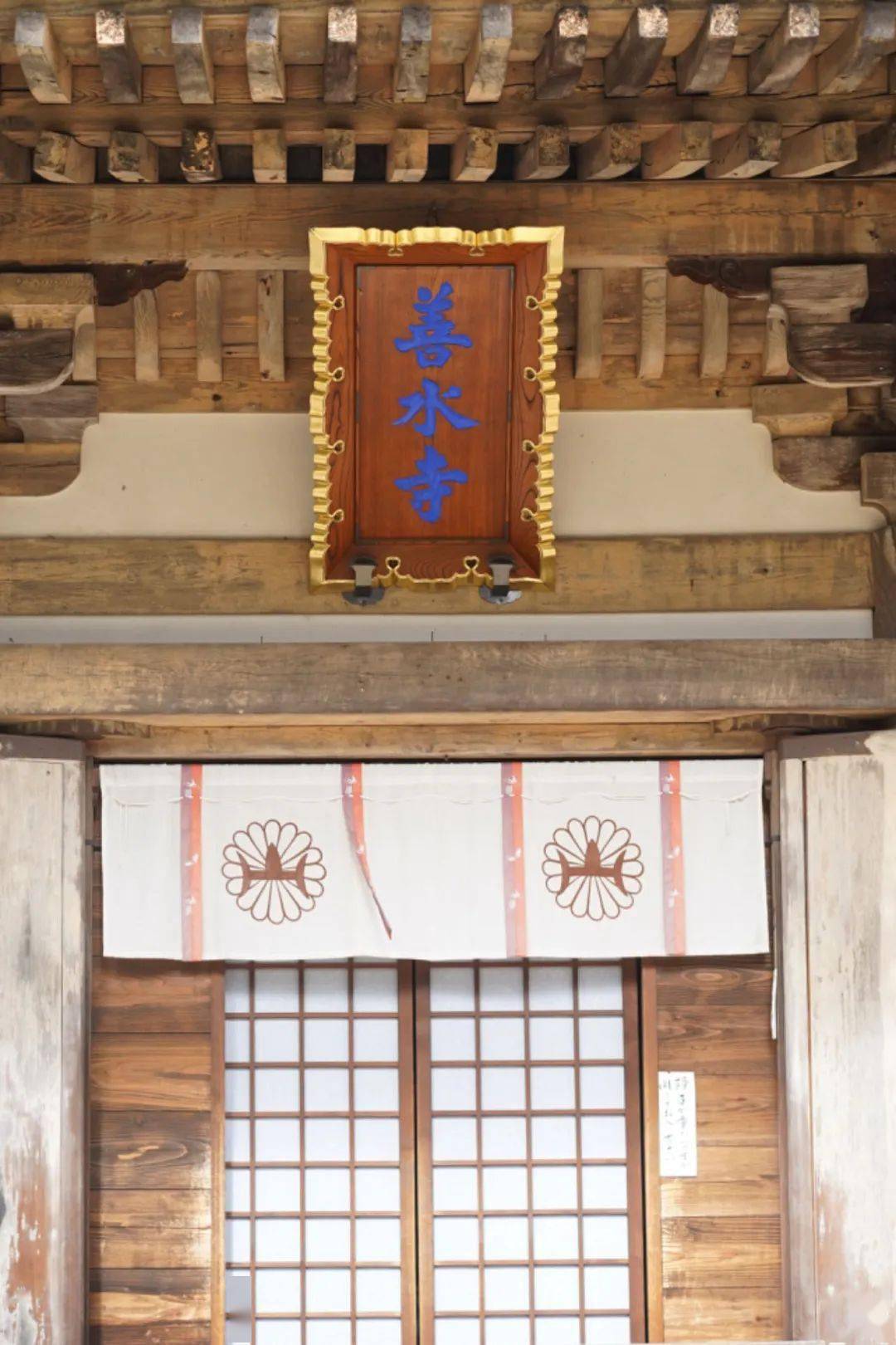 即有住持上前,先请坐在本堂内,仔细讲解寺院历史,1906年佛像大修的