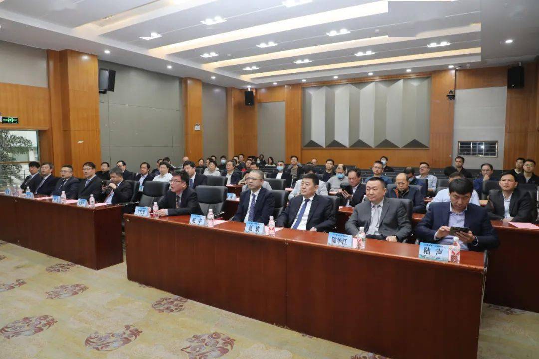 共柱脊骨健康中华医学会骨科学分会脊柱外科学组专家到我院授课义诊