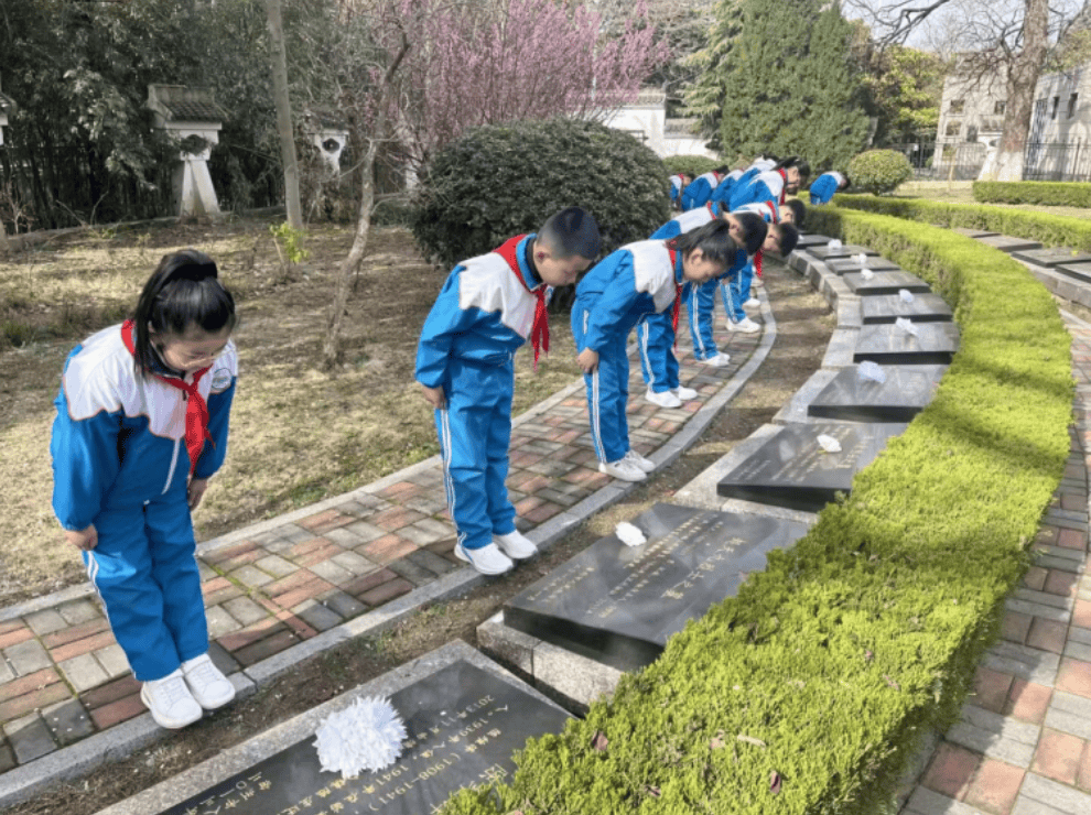 小学生祭扫烈士墓图片图片