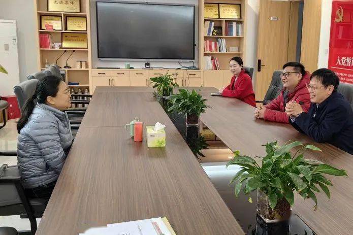 3月20日清早,县教育局党委书记,局长葛晓飞到开化三中,华埠镇中心小学