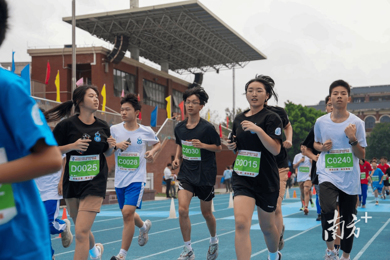 这场校园马拉松比赛5岁小朋友与50岁校友一起开跑