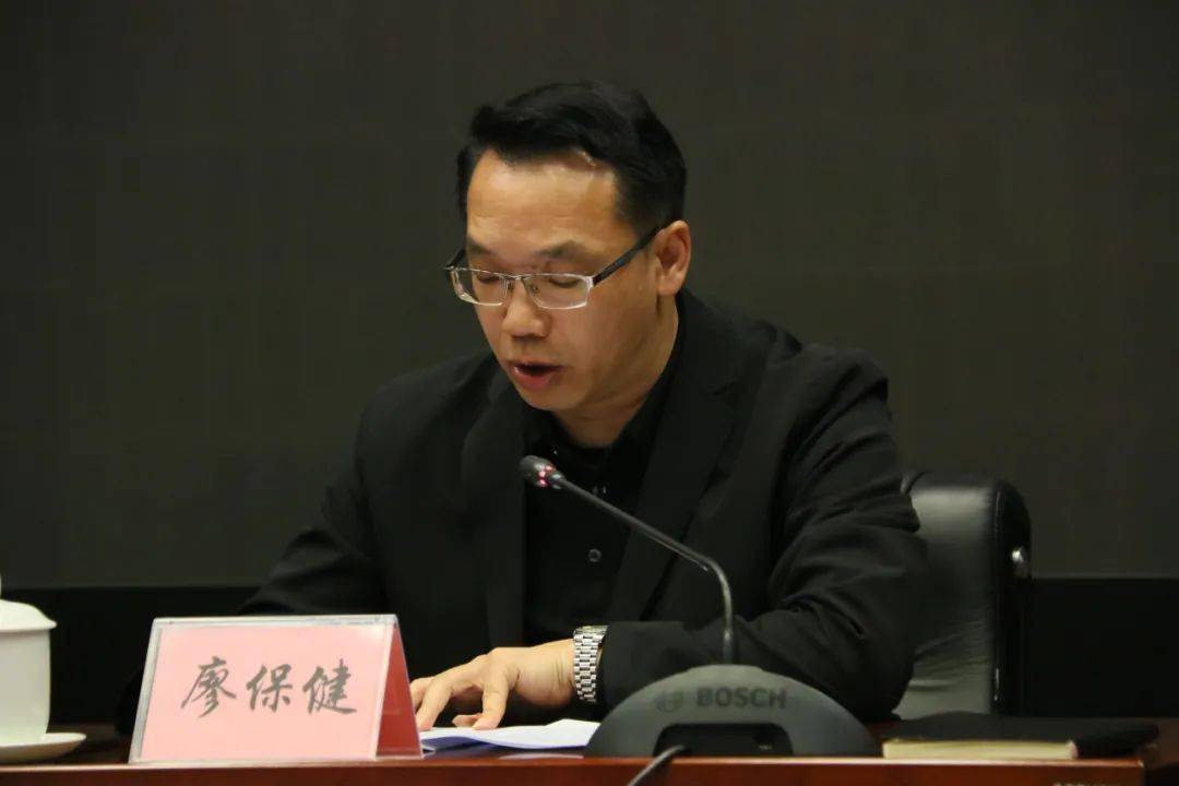 市民政局副局长廖保健主持会议,传达民政部,自治区民政厅清明节祭扫
