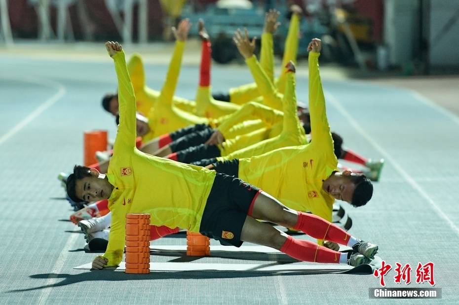 3月23日晚,中国国家男子足球队在天津奥林匹克体育中心体育场训练