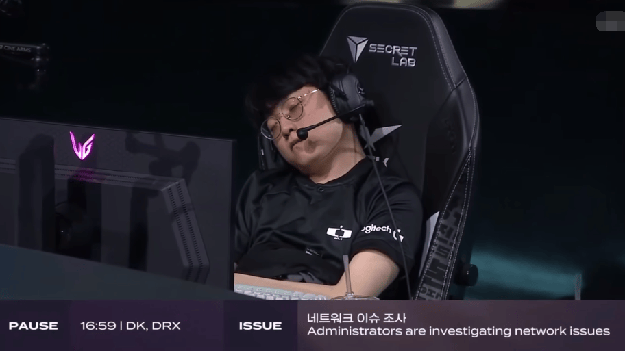 由于双方选手反应ping值不正常,卡顿已经严重影响了正常游戏,官方不得