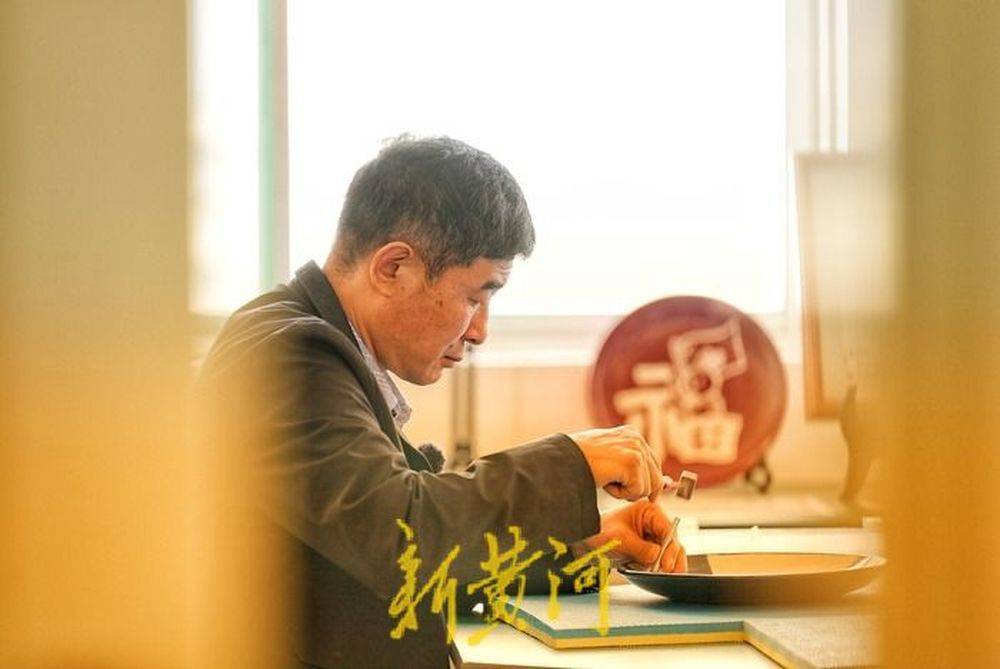 高建忠瓷盘上的童梦匠心看见泉城非遗人