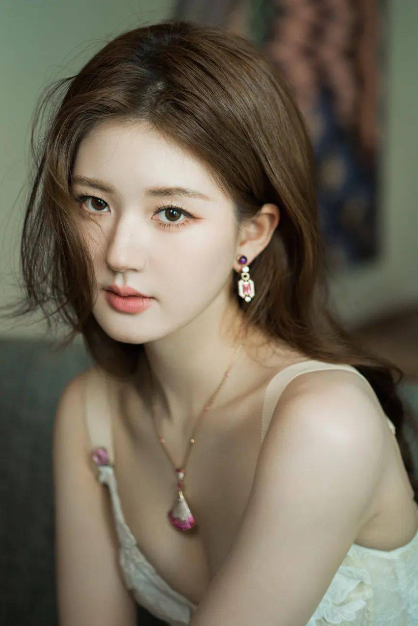 总之,但凡是简单的淡妆妆面她都能赢的很轻松.