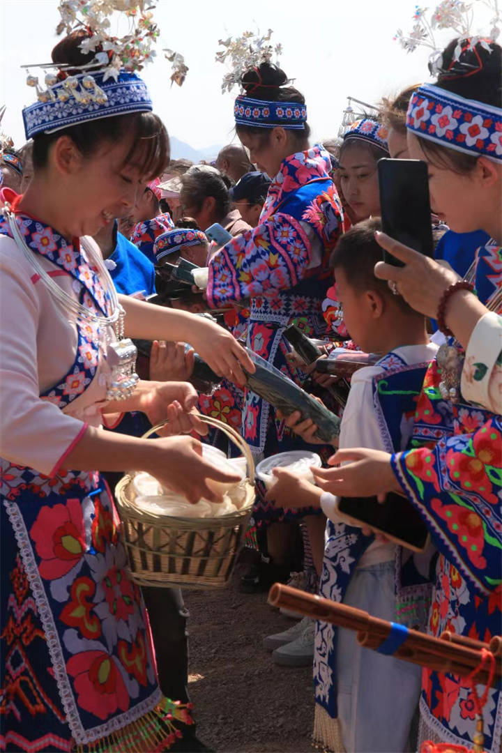 各族同胞欢聚一堂共庆二月场