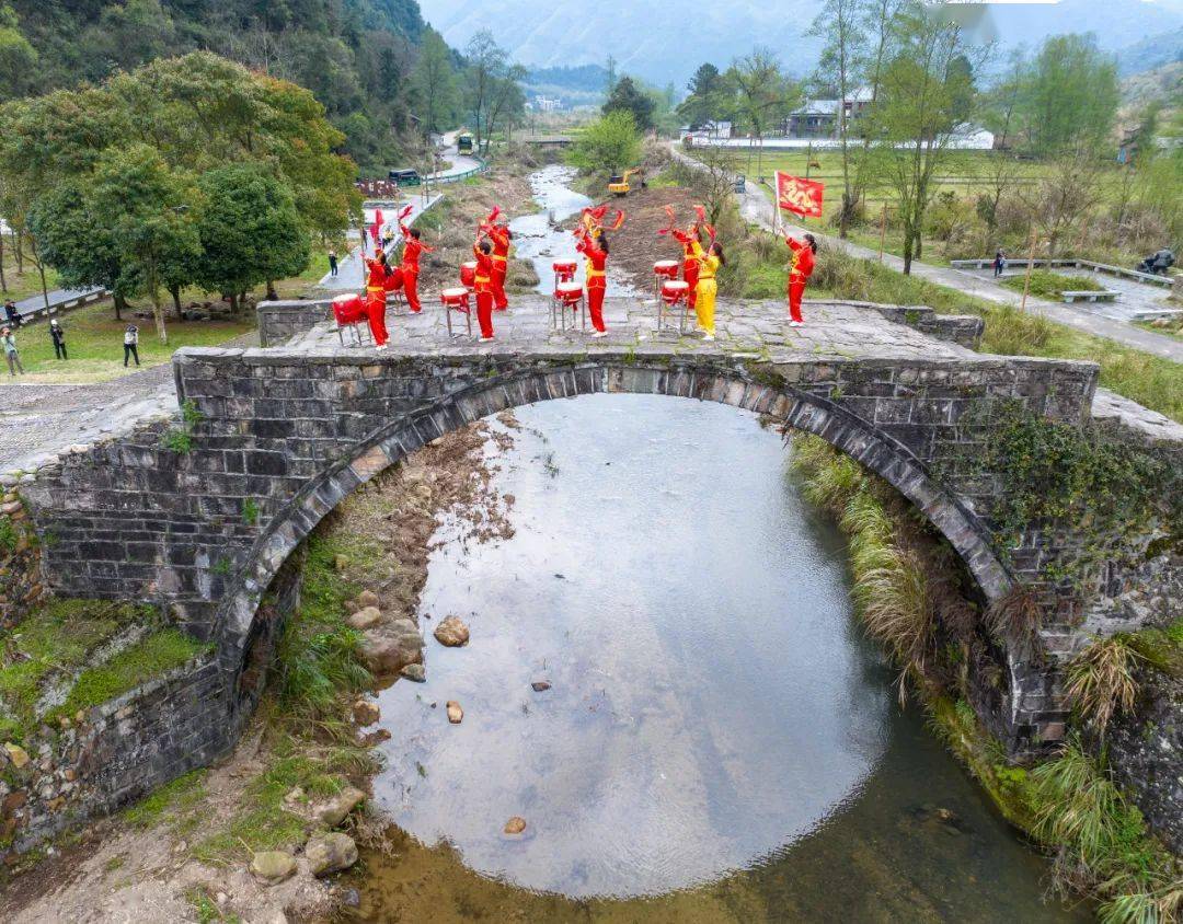 永新县巾帼志愿者协会开展追寻红色记忆舞动中国梦的灵魂舞龙活动