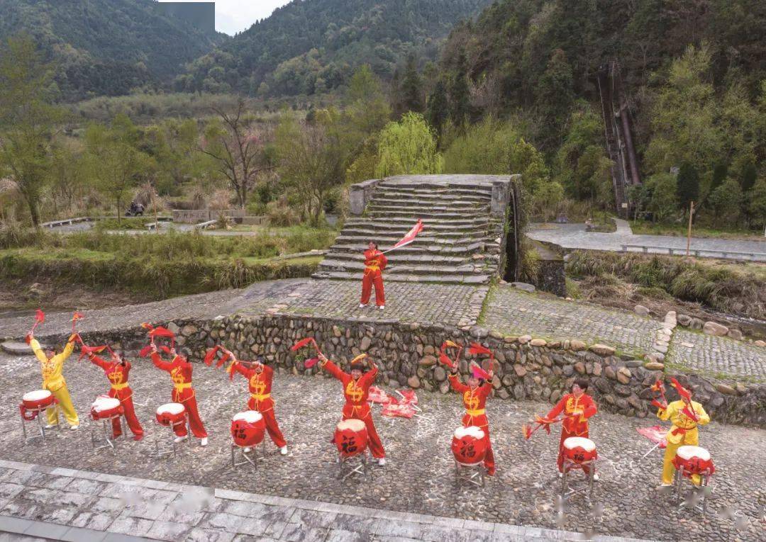 永新县巾帼志愿者协会开展追寻红色记忆舞动中国梦的灵魂舞龙活动