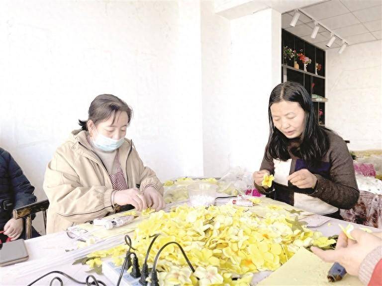 妇女制作仿真花3月19日上午9点多,送孙子上学,洗了碗筷,收拾干净屋子