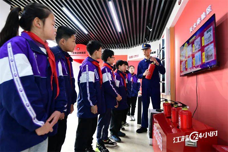 消防中队消防队员来到太仓市沙溪镇直塘小学,在生命健康安全体验教室