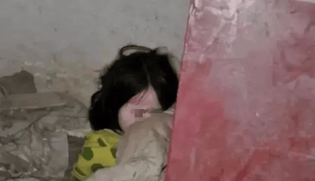 美国夫妇领养湖南女婴拴狗链虐待14年被抓后叫嚣我乐意