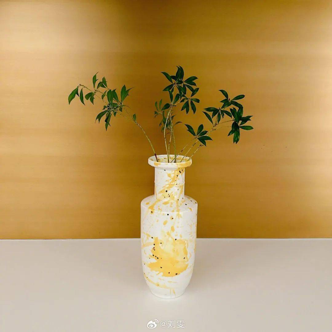 形似怒放的,色彩斑澜的花,悬挂在玄关墙上,绽放的生命力美得像她最