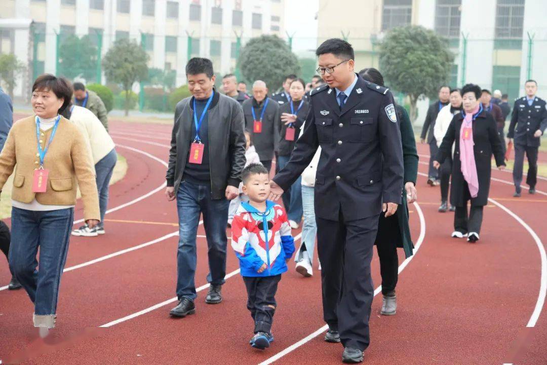 潜川监狱近日""我愿做他坚强的后盾"……监狱民警的艰辛和不易"真切