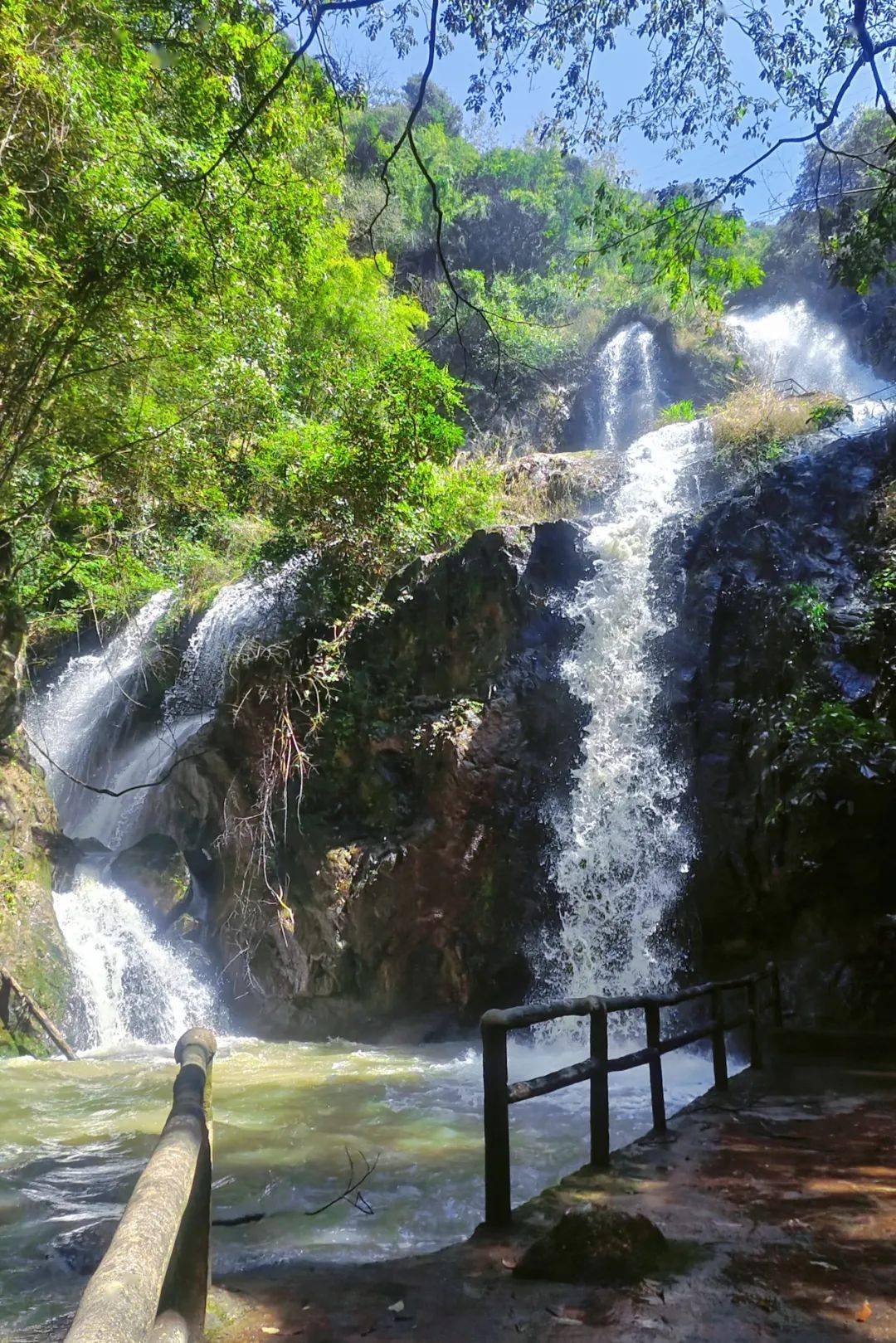 春夏之际,来此观飞瀑溅深潭,水花山间飘渺,四周竹木环绕,山水清奇
