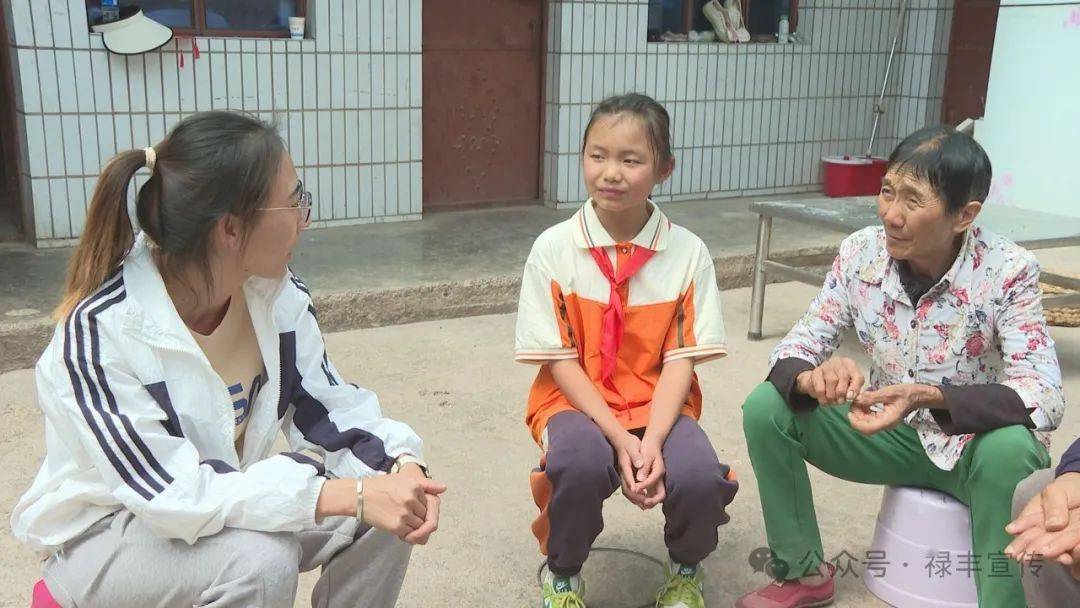 恐龙山镇小学四年级的黄涵月又迎来了老师例行家访的日子,由于父母都