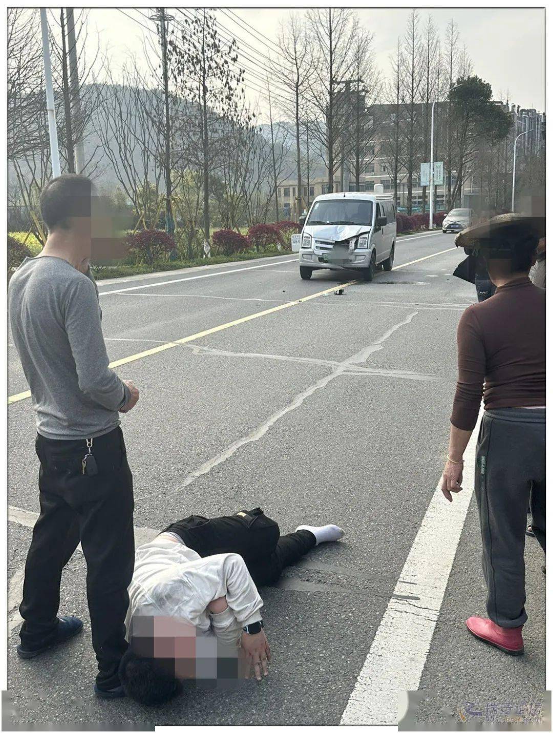 揪心!温州街头车祸,男孩被撞