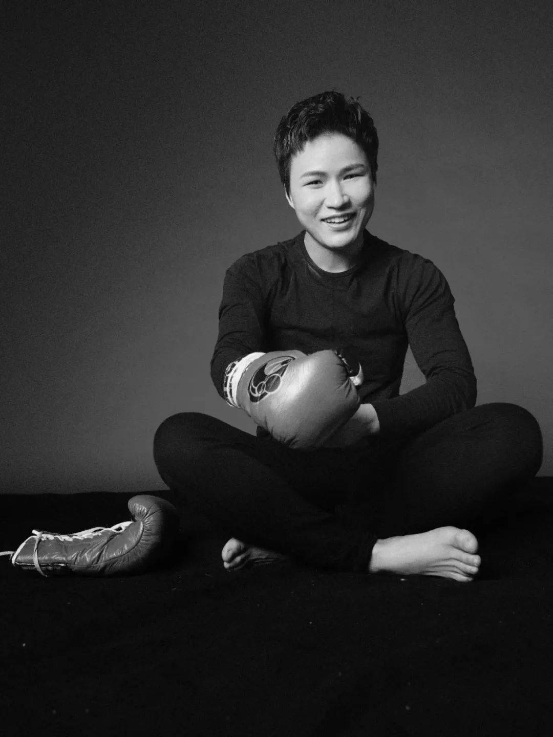 《热辣滚烫》类似,拳击手张伟丽也曾经辗转当过幼儿园老师,酒店前台