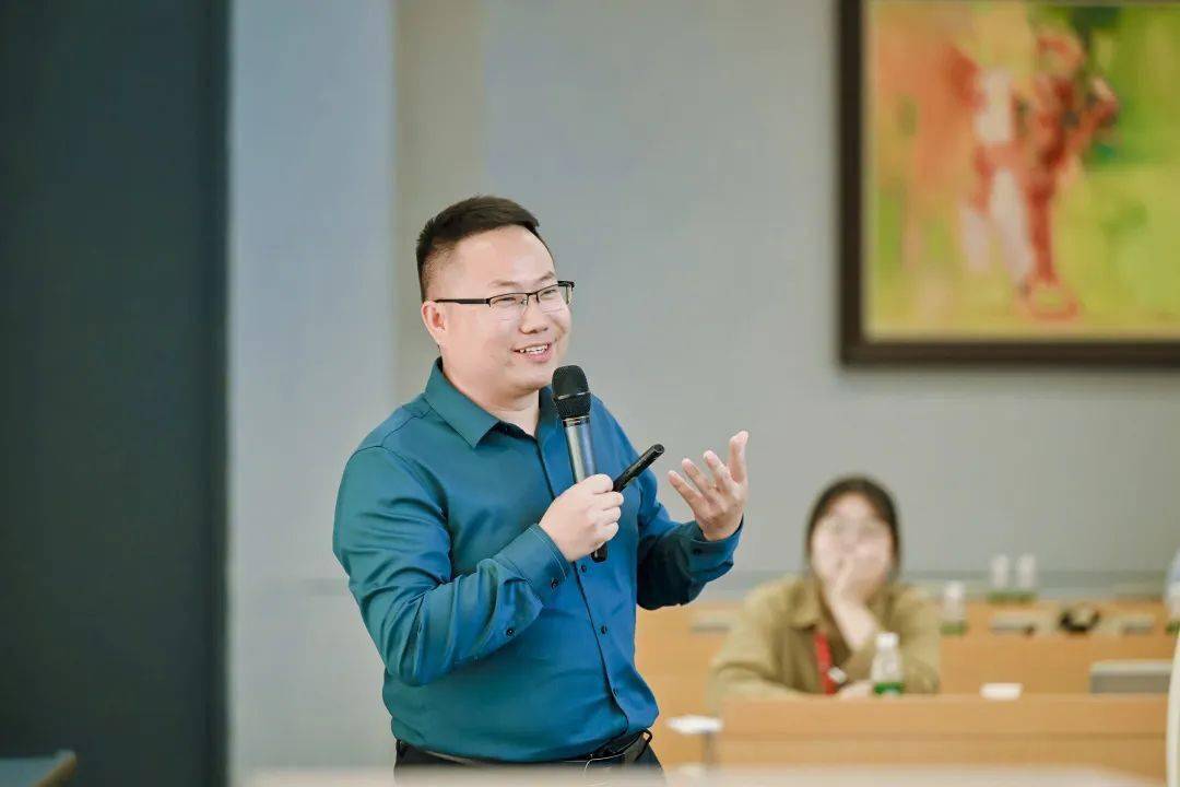 周文坤高级社工师进行主题演讲韦晓冬高级社工师进行