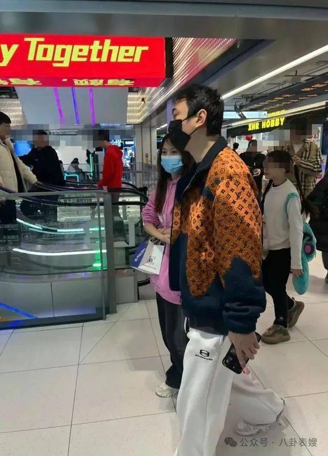 小羽疑被甩王思聪带19岁新女友商场购物美女身份曝光