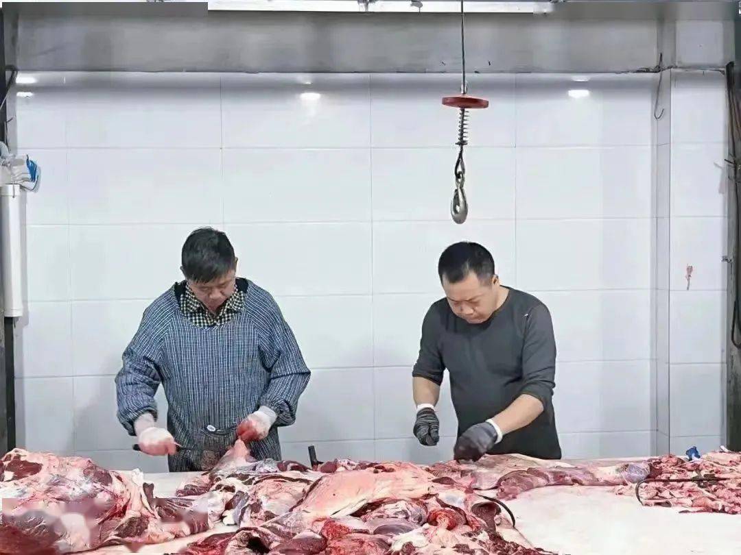 剥,大部位分体等机械操作后分散到精加工车间,由工人进行精修割,称重